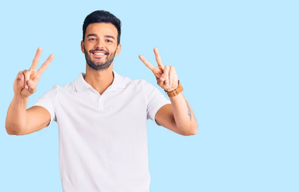 Homem Hispânico Bonito Jovem Vestindo Roupas Casuais Sorrindo Com Língua — Fotografia de Stock