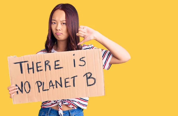 若い美しい中国の女の子が怒っている顔をした惑星Bのバナー 親指で嫌いな負の記号を示す 拒絶概念 — ストック写真