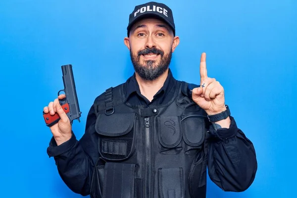 Jovem Bonitão Vestindo Uniforme Policial Segurando Arma Sorrindo Com Uma — Fotografia de Stock