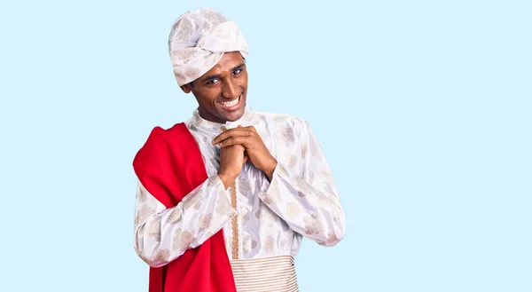 Gelenek Giyinmiş Afrikalı Yakışıklı Bir Adam Sherwani Sari Elbiseleri Giyiyor — Stok fotoğraf