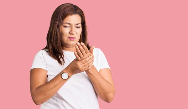 Orta Yaşlı Beyaz Tişört Giyen Elleri Parmakları Ağrıyan Latin Bir — Stok fotoğraf