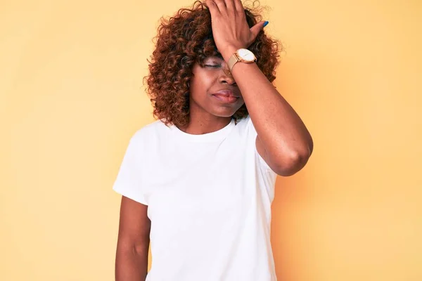 Jonge Afro Amerikaanse Vrouw Draagt Casual Wit Shirt Verrast Met — Stockfoto