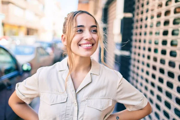 Jovem Bela Loira Caucasiana Mulher Sorrindo Feliz Livre Dia Ensolarado — Fotografia de Stock