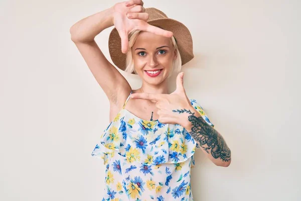 Young Blonde Woman Tattoo Wearing Summer Hat Smiling Making Frame — Stock Photo, Image