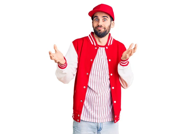 Junger Gutaussehender Mann Mit Bart Baseballjacke Und Mütze Ahnungslos Und — Stockfoto