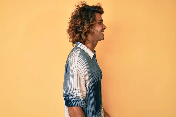 Yaz Stili Giyinmiş Genç Spanyol Bir Adam Taraf Arıyor Rahat — Stok fotoğraf