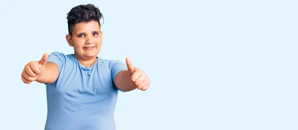 Menino Vestindo Roupas Treino Esportivo Aprovando Fazer Gesto Positivo Com — Fotografia de Stock