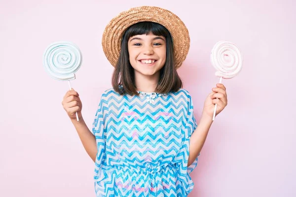 Junges Kleines Mädchen Mit Knall Trägt Sommerkleid Und Isst Bonbons — Stockfoto