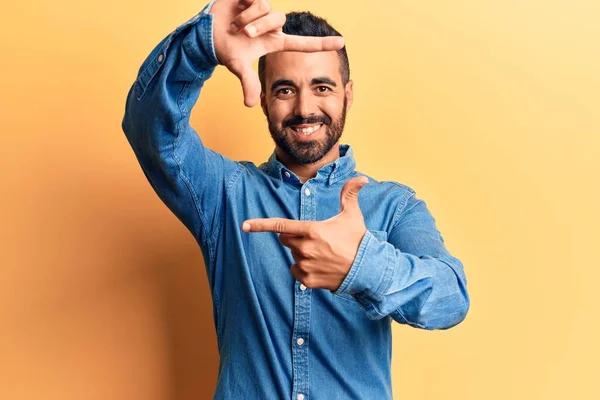 Νεαρός Ισπανός Που Φοράει Καθημερινά Ρούχα Χαμογελώντας Κάνοντας Κορνίζα Χέρια — Φωτογραφία Αρχείου