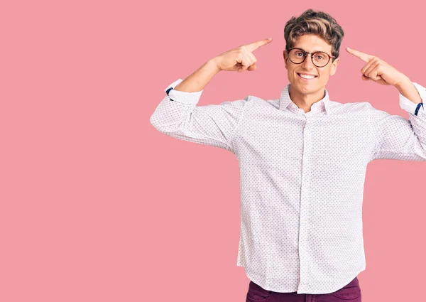 Mladý Pohledný Muž Obchodními Šaty Brýlemi Úsměvem Ukazuje Hlavu Oběma — Stock fotografie