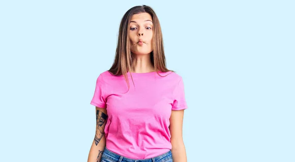 Prachtige Blanke Vrouw Casual Kleding Vissengezicht Met Lippen Gek Komisch — Stockfoto