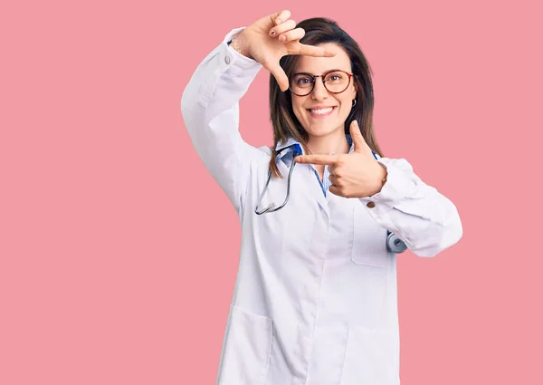 Mujer Hermosa Joven Con Estetoscopio Médico Gafas Sonrientes Haciendo Montura —  Fotos de Stock