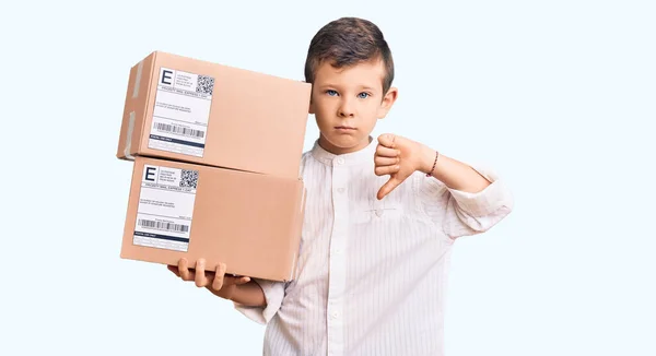 Ragazzo Biondo Carino Che Tiene Mano Pacco Con Faccia Arrabbiata — Foto Stock