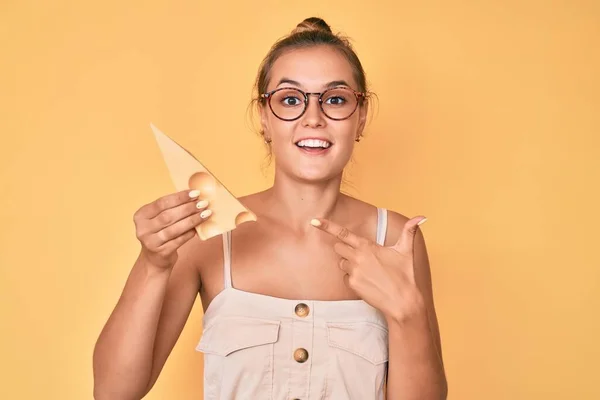 Hermosa Mujer Caucásica Sosteniendo Pedazo Queso Emmental Sonriendo Feliz Señalando — Foto de Stock