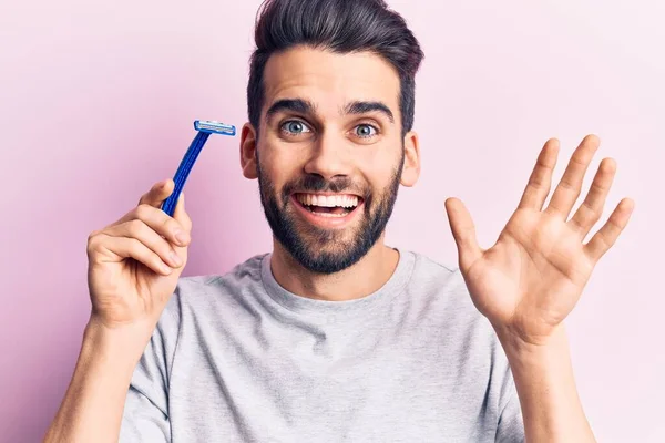 Junger Gutaussehender Mann Mit Bart Und Rasiermesser Feiert Leistung Mit — Stockfoto