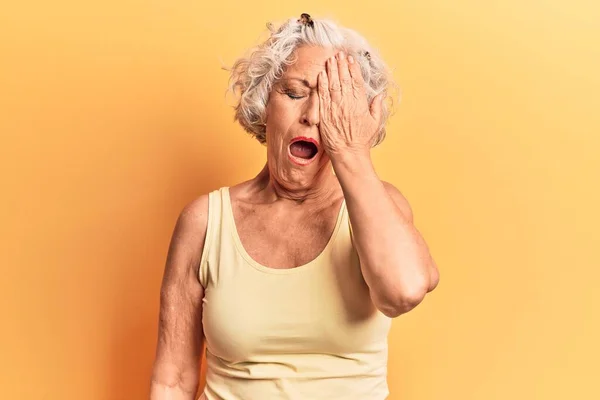Ältere Grauhaarige Frau Lässiger Kleidung Gähnt Müde Und Bedeckt Mit — Stockfoto