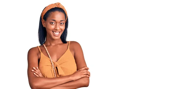 Mladá Afro Americká Žena Letních Šatech Veselá Tvář Usmívající Zkříženýma — Stock fotografie