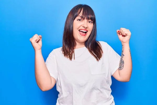 Joven Mujer Talla Grande Con Ropa Casual Gritando Orgulloso Celebrando —  Fotos de Stock