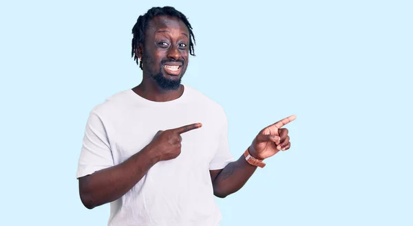 Jovem Afro Americano Com Tranças Vestindo Camiseta Branca Casual Apontando — Fotografia de Stock