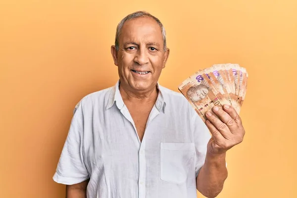 Hombre Maduro Guapo Sosteniendo Billetes Sudafricanos Rand Que Parecen Positivos —  Fotos de Stock