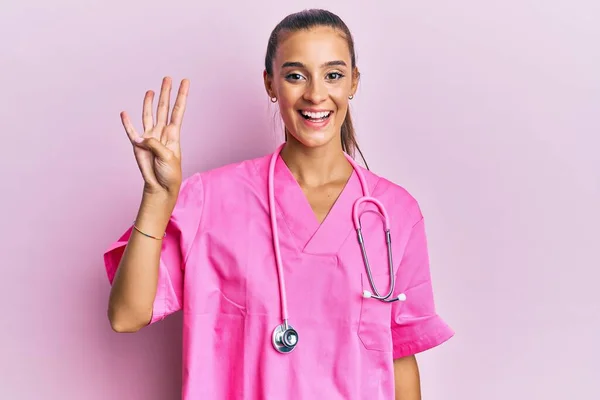 Doktor Üniforması Giyen Genç Spanyol Kadın Steteskop Dört Numarayı Gösterip — Stok fotoğraf