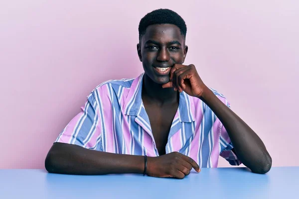 Jovem Afro Americano Vestindo Roupas Casuais Sentado Mesa Olhando Confiante — Fotografia de Stock