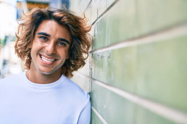 Joven Hombre Hispano Guapo Sonriendo Feliz Apoyado Pared Calle Ciudad —  Fotos de Stock