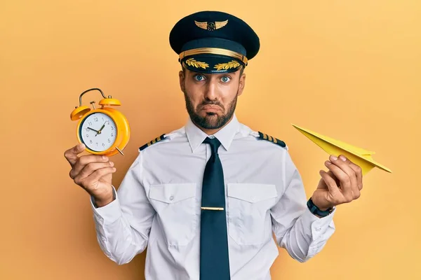 Elinde Kağıt Uçak Çalar Saat Tutan Yakışıklı Spanyol Pilot Sıkıntılı — Stok fotoğraf