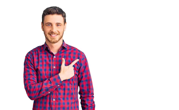 Knappe Jongeman Met Beer Casual Shirt Vrolijk Met Een Glimlach — Stockfoto