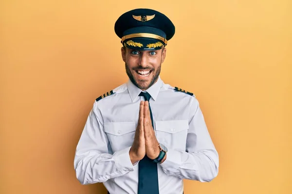 Snygg Hispanic Man Bär Flygplan Pilot Uniform Med Händerna Tillsammans — Stockfoto