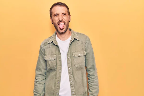 Jovem Homem Bonito Vestindo Roupas Casuais Colando Língua Feliz Com — Fotografia de Stock