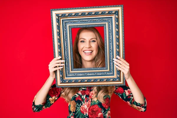 Young Caucasian Woman Blond Hair Holding Empty Frame Smiling Happy — Stock Photo, Image