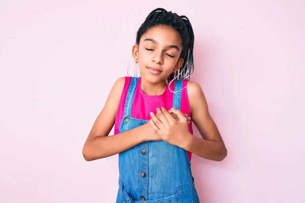 Junge Afrikanisch Amerikanische Mädchen Mit Zöpfen Lässiger Kleidung Vor Rosa — Stockfoto