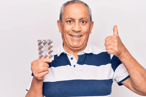 Starszy Mężczyzna Siwymi Włosami Trzyma Tabletki Uśmiechnięte Szczęśliwy Pozytywny Kciuk — Zdjęcie stockowe