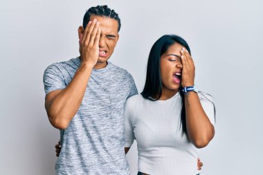 Genç Latin çift gündelik kıyafetler giyip esniyorlar. Yarı yüz, yarı göz, yarı ağız, yarı el esniyorlar. Yüzüm acıyor.. 