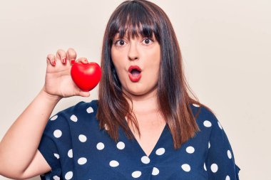 Genç, iri yarı, kalbi olan bir kadın. Korkmuş ve ağzı açık bir şekilde hayrete düşmüş. Şaşırmış ve şaşırmış. 