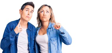 Üzüntülü ve üzgün görünen, mutsuz ve depresif bir şekilde yön gösteren gündelik giysiler giyen iki kadın.. 