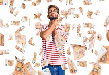 Sakallı, sıradan kıyafetler ve gözlük takan yakışıklı sarışın adam boğularak can çekişiyor çünkü boğularak can çekişiyor. Sağlık problemi. Boğulma ve intihar konsepti.