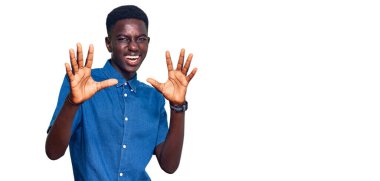 Sıradan kıyafetler giyen, korku ifadesinden korkan ve dehşete düşmüş genç Afro-Afrikalı Amerikalı adam el kol hareketi yapmayı kes, şok içinde bağır. panik konsepti. 