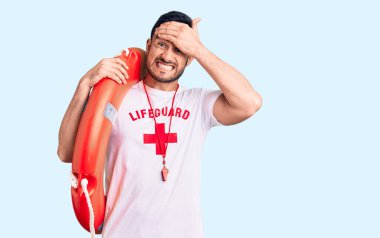 Can kurtaran üniforması giyen genç yakışıklı adam gergin ve hayal kırıklığına uğramış, şaşırmış ve sinirli bir yüz ifadesi takınıyor. 