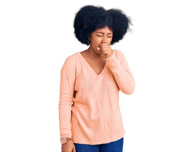 Genç Afro-Amerikalı kız günlük giysiler giyip kendini iyi hissetmiyor ve soğuk algınlığı veya bronşitin belirtisi olarak öksürüyor. sağlık hizmeti kavramı. 