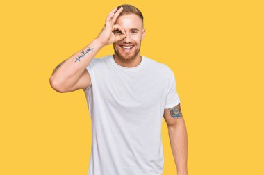 Sıradan kıyafetler giyen genç İrlandalı adam el hareketleriyle gülümsüyor, mutlu yüzüyle parmaklarından bakıyor.. 