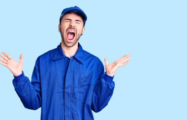 İspanyol ressam üniforması giyen genç adam başarının çılgınlığını kutluyor kollarını kaldırmış, gözlerini kapatmış heyecanla bağırıyor. Kazanan konsept 