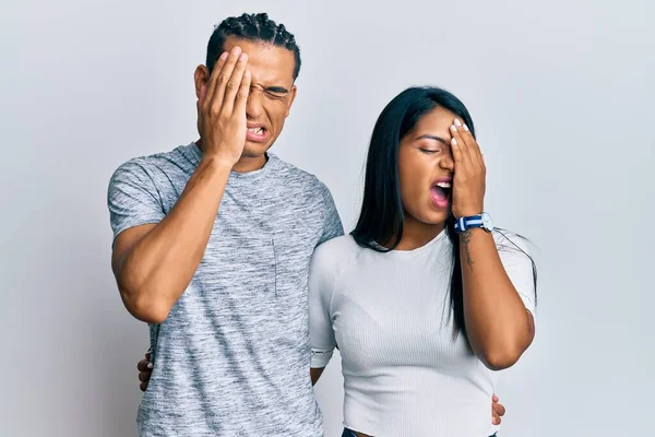 Genç Latin çift gündelik kıyafetler giyip esniyorlar. Yarı yüz, yarı göz, yarı ağız, yarı el esniyorlar. Yüzüm acıyor.. 