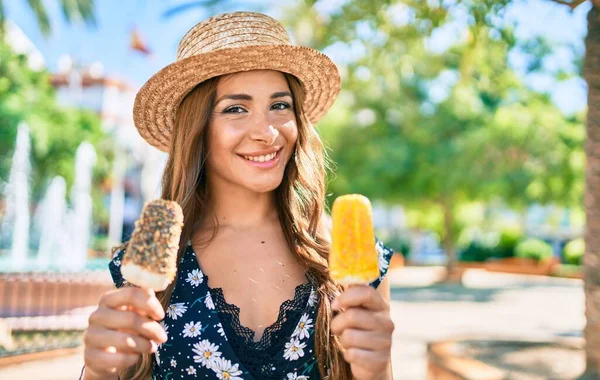 若いですヒスパニック女性オン休暇食べるアイスクリームにザ公園 — ストック写真