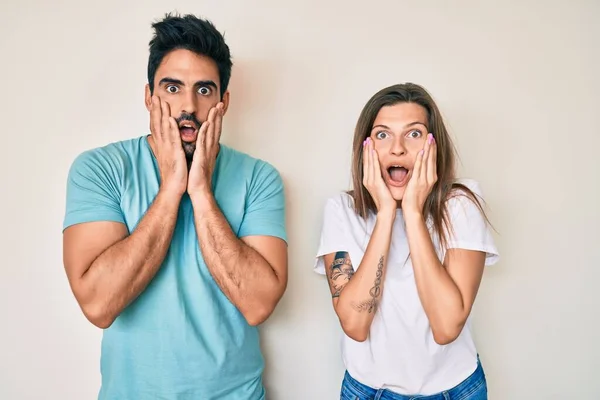 Vackra Unga Par Pojkvän Och Flickvän Tillsammans Rädd Och Chockad — Stockfoto