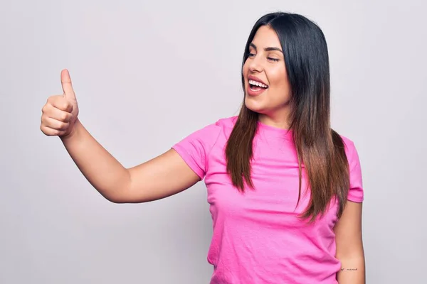 Joven Hermosa Morena Vistiendo Casual Camiseta Rosa Pie Sobre Fondo — Foto de Stock