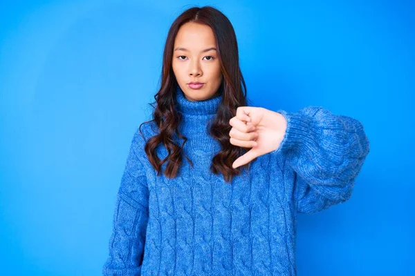 Jong Mooi Chinees Meisje Draagt Casual Winter Trui Kijken Ongelukkig — Stockfoto