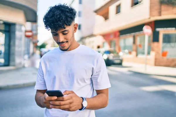 Jeune Homme Arabe Souriant Heureux Utilisant Smartphone Marche Ville — Photo