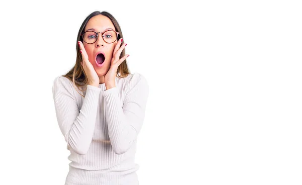 Bella Bruna Giovane Donna Che Indossa Maglione Bianco Casual Occhiali — Foto Stock